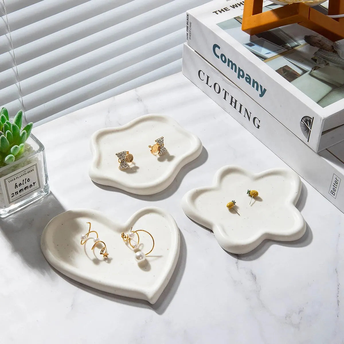 Display your jewelry elegantly with our Ceramic Jewelry Organizer, crafted from high-quality gypsum. Ideal for store displays, photo shoots, or home decor, it’s a stylish gift too.